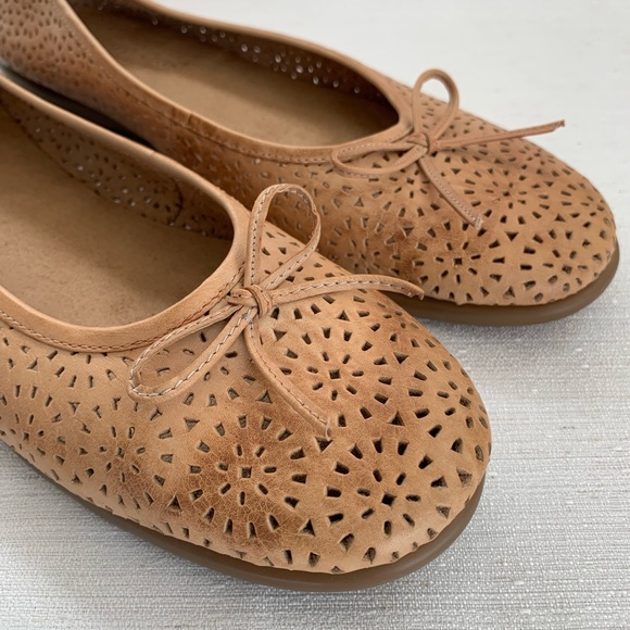 Coldwater Creek Tan Perforated Leather Bow Ballet Flats Woman’s 10 - Picture 4 of 10